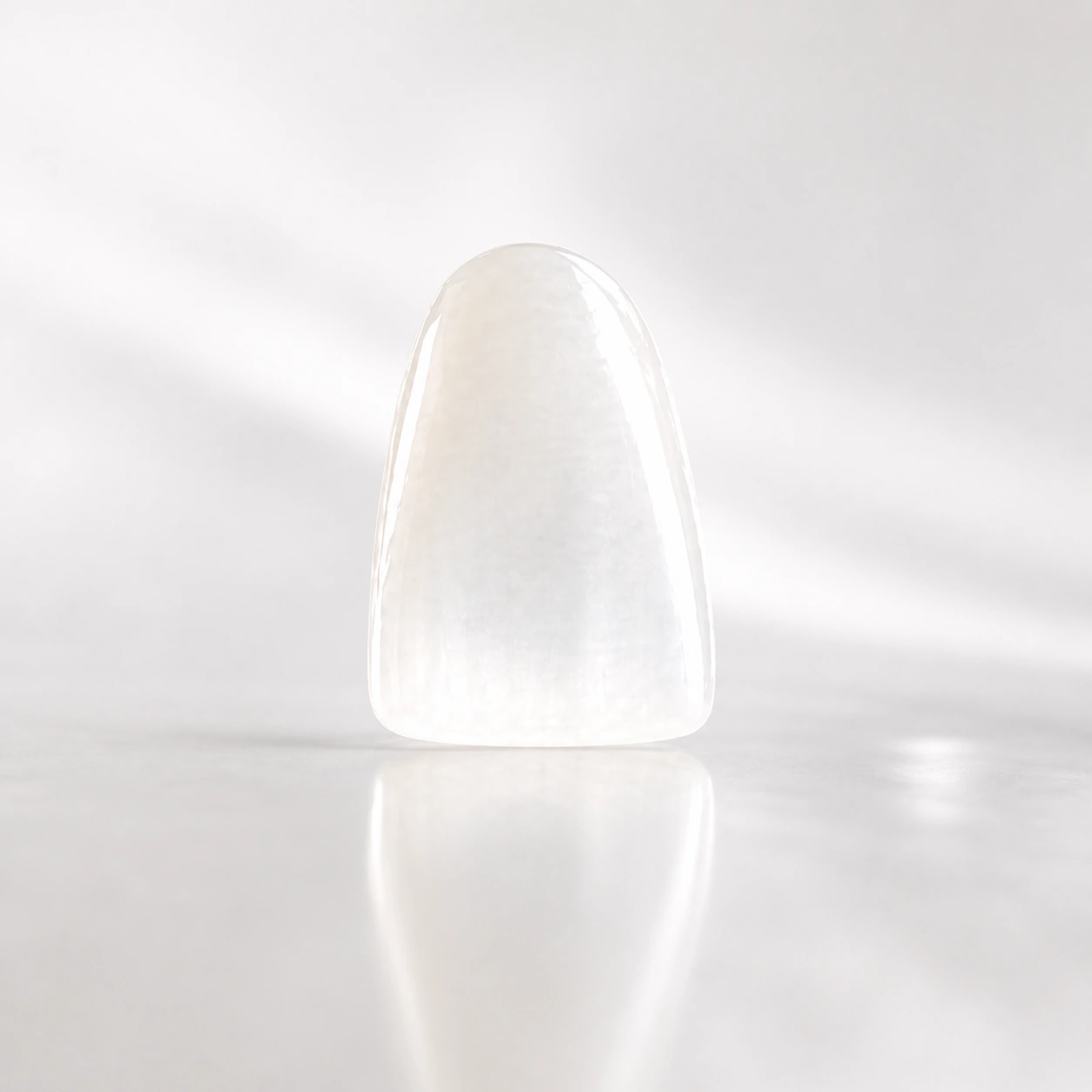 手工瓷展示样品，自然白亮通透、层次细腻 / Hand-layered porcelain sample with bright natural whiteness, translucency and layered detail
